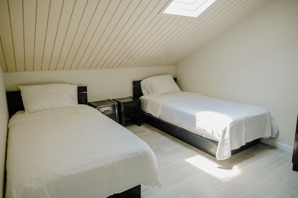 Huge 4-bedroom Apartment 2 km From Eagle Beach