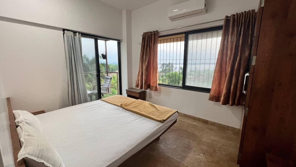 Stunning Views Rooftop Pool Lakefront Home