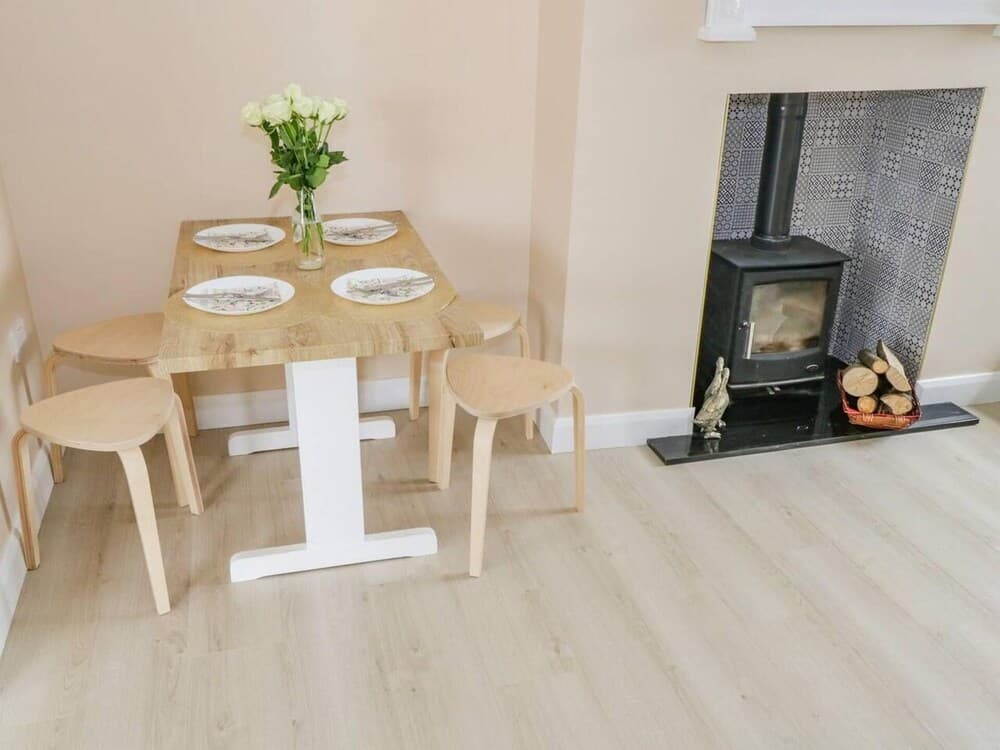 Beautiful Cottage With Gardens, Patio & Fireplace