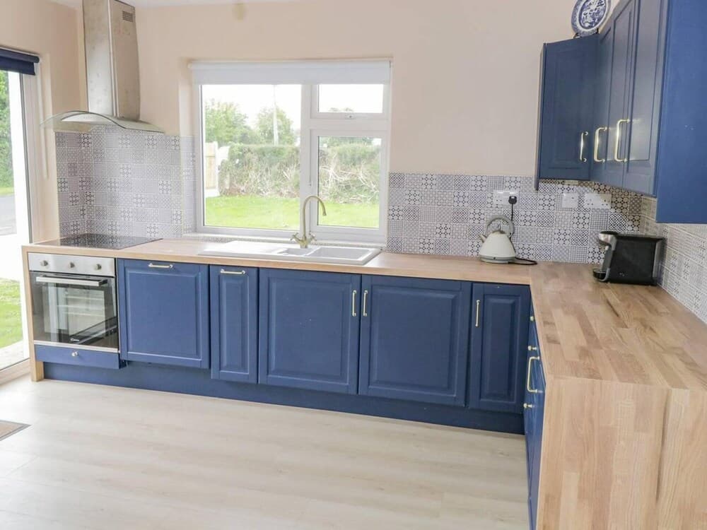 Beautiful Cottage With Gardens, Patio & Fireplace