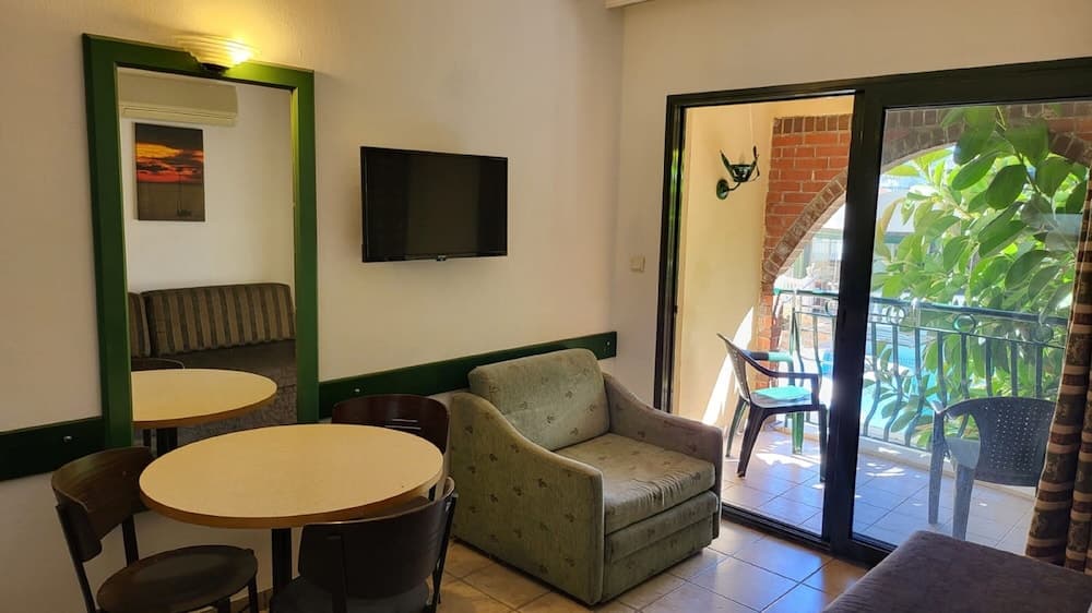 MAXWELL HOLIDAY CLUB