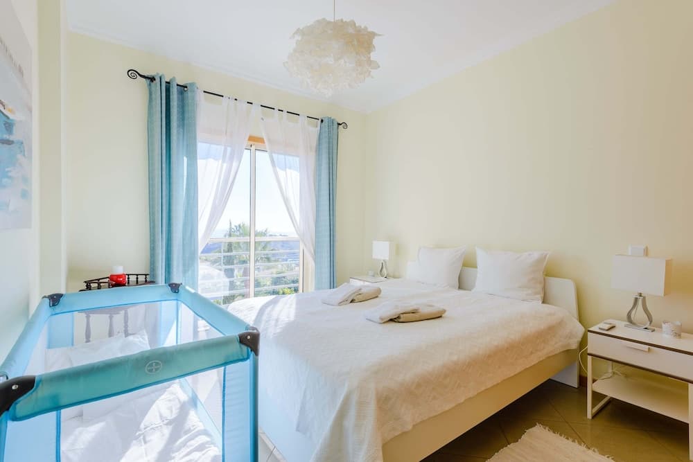 Sea view Apartment with sunbathing Terrace & 2 Swimming pools