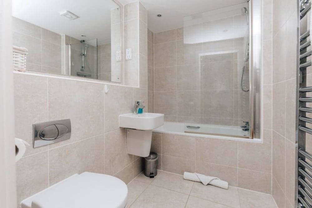 Central Modern Flat Sleeps 6 - Dedicated Parking - From 125 Per Night