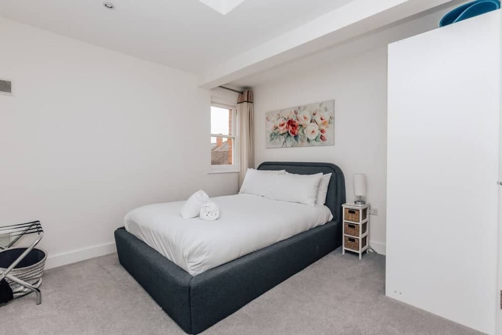 Central Modern Flat Sleeps 6 - Dedicated Parking - From 125 Per Night