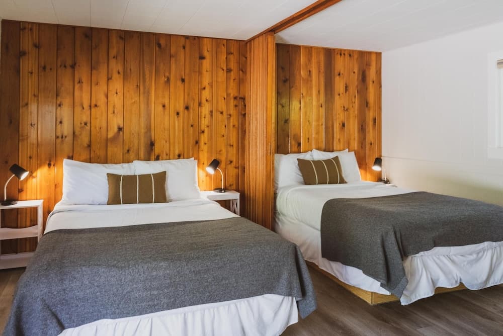 Barefoot Villas Room 1 Redwood