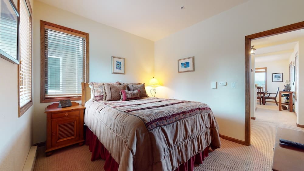 Eagle Run #205 2 Bedroom Condo by Redawning