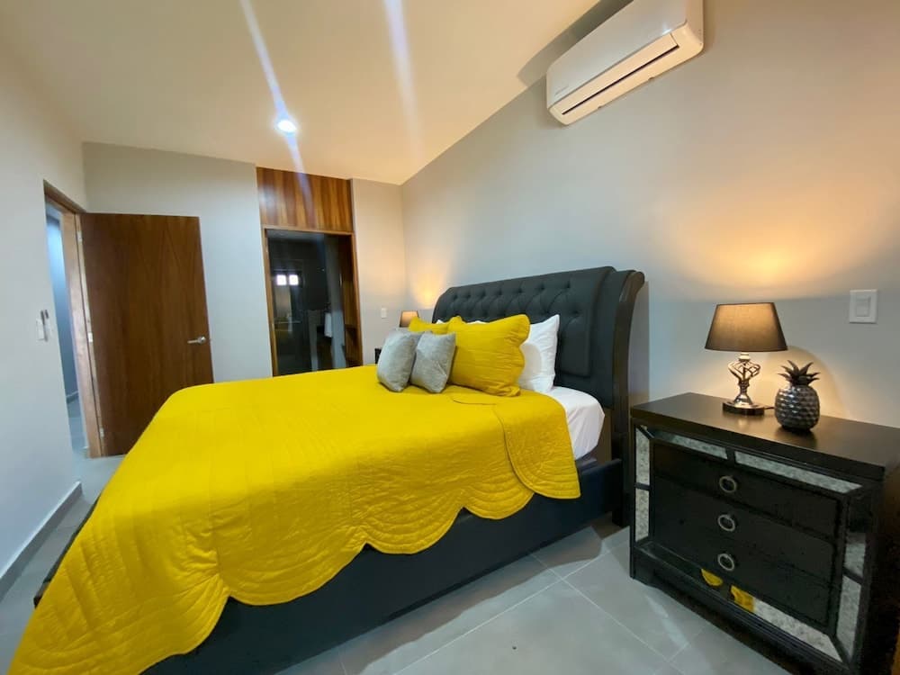 Beautiful New Condo Sea Breeze