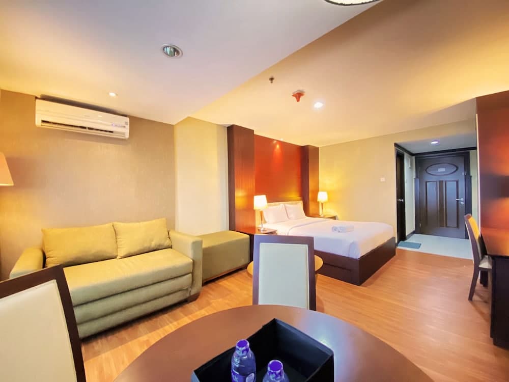 Fancy And Nice Studio At El Royale Apartment