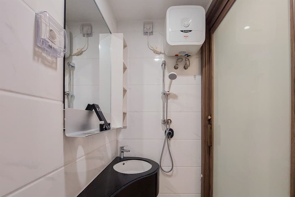 Warm And Comfortable Studio Room At Sky House Bsd Apartment