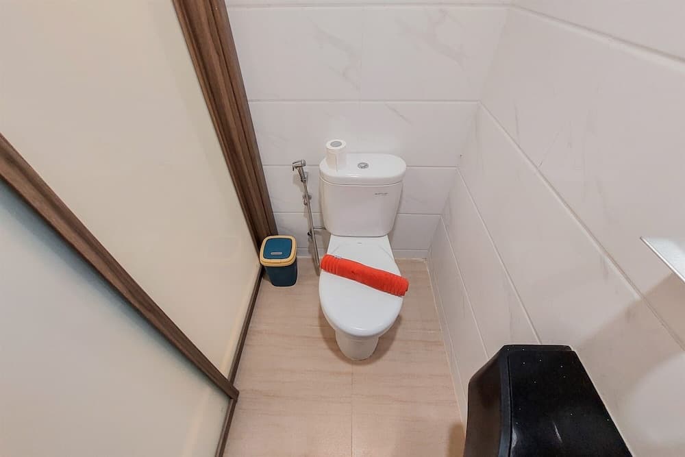 Warm And Comfortable Studio Room At Sky House Bsd Apartment