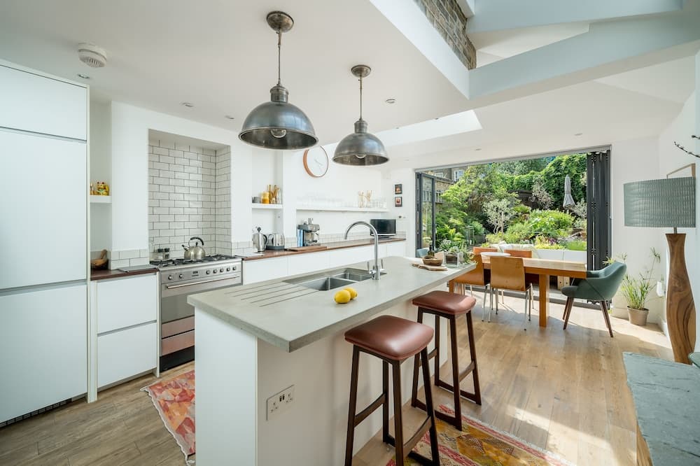 JOIVY Contemporary 2-Bed House W/ Private Garden