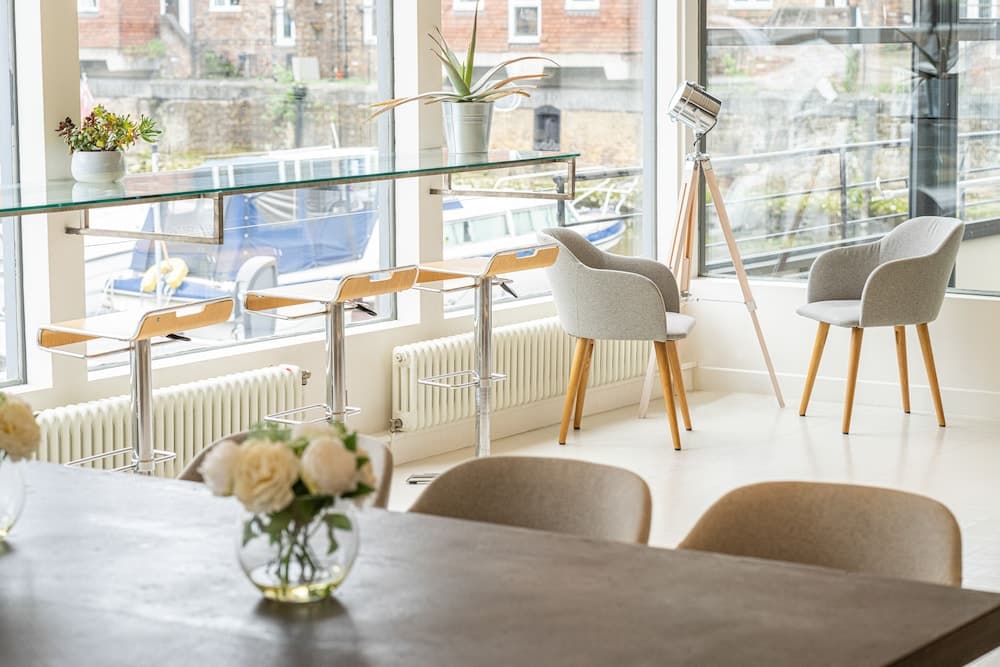 JOIVY Stunning 5-Bed Boathouse On The River Thames