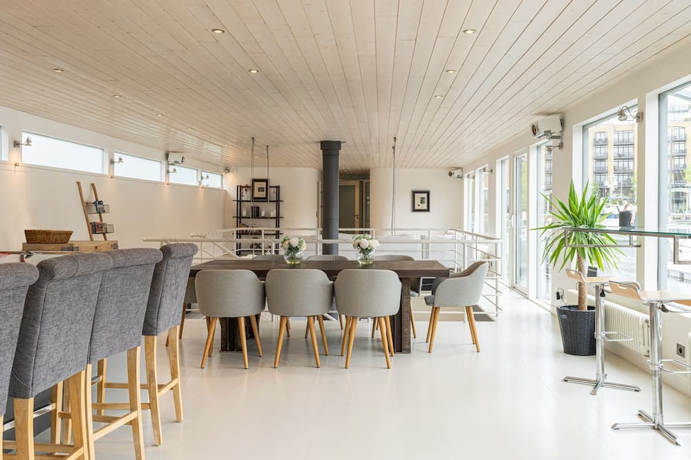 JOIVY Stunning 5-Bed Boathouse On The River Thames
