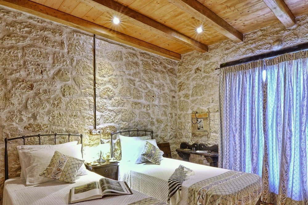 Stunning 8-bed Villa in Marmaro With Amazing View