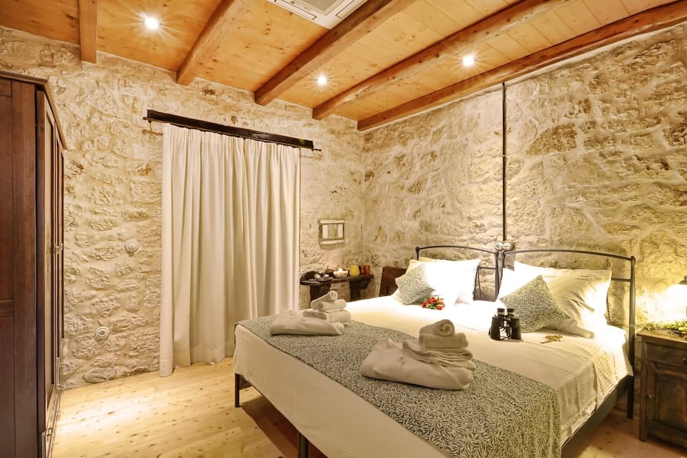 Stunning 8-bed Villa in Marmaro With Amazing View