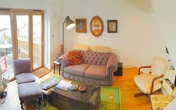 NEW Charming 1BD House With Patio in London