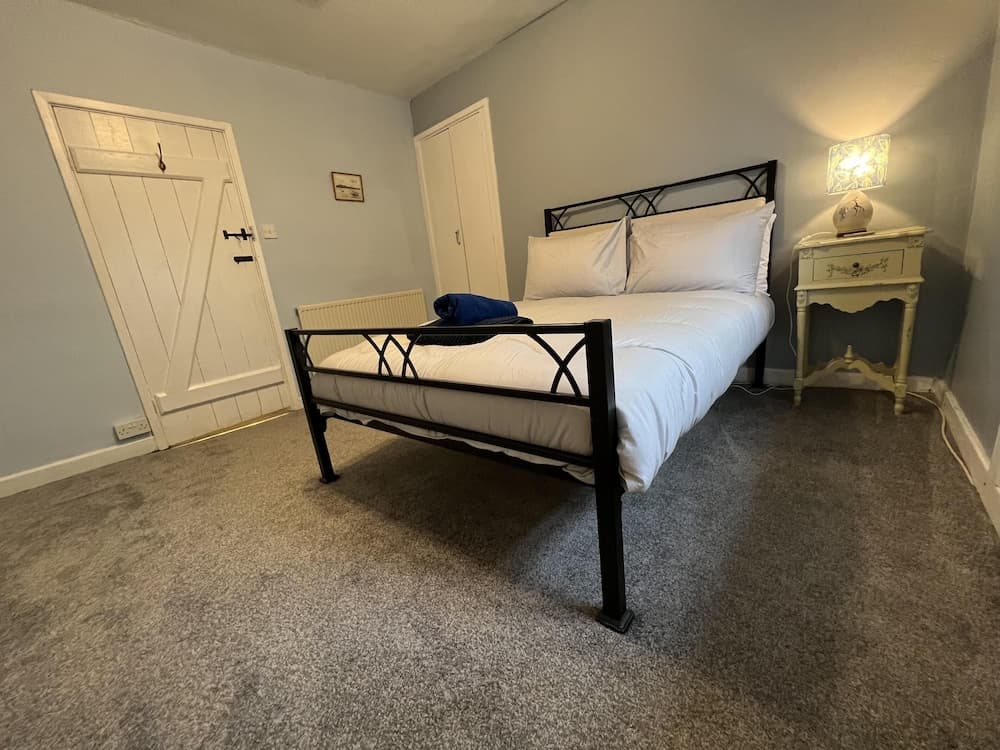 Traditional 3-bed Cottage, Log Burner & Sea Views!