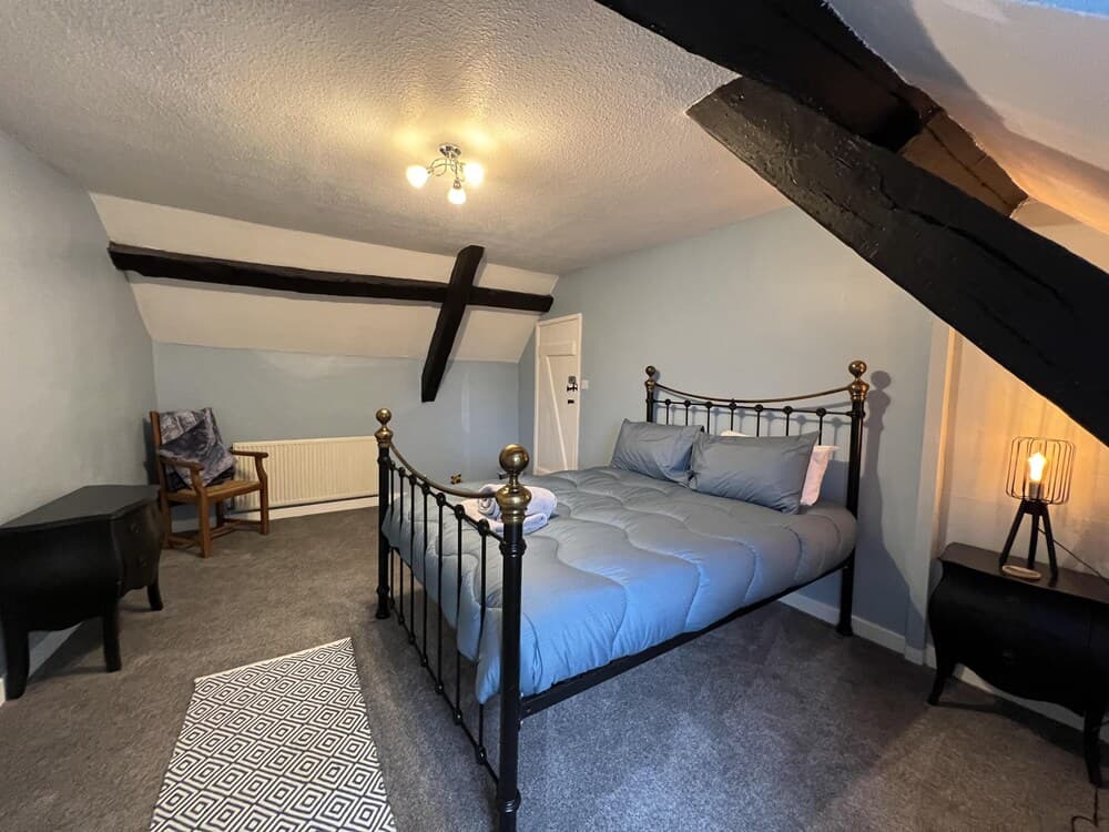 Traditional 3-bed Cottage, Log Burner & Sea Views!