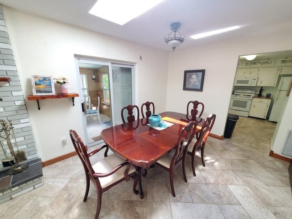 Tiki Beach Queen 3 Bedroom Home by Redawning