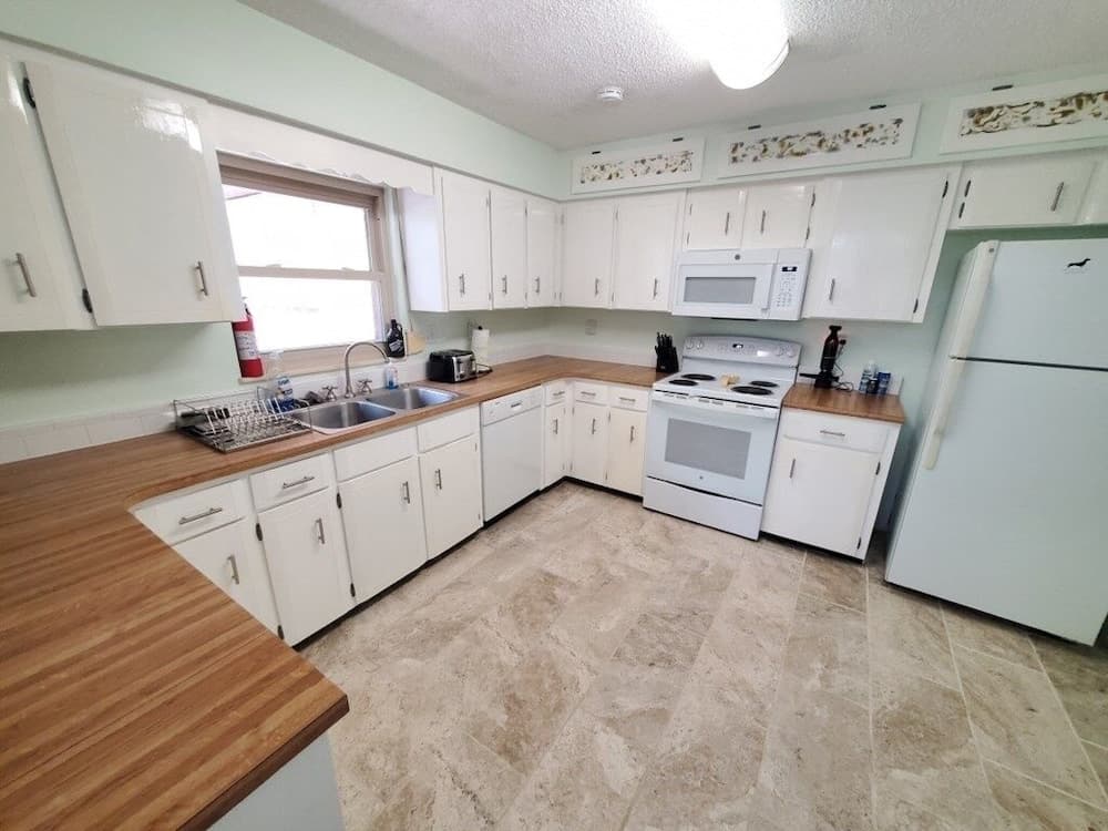 Tiki Beach Queen 3 Bedroom Home by Redawning