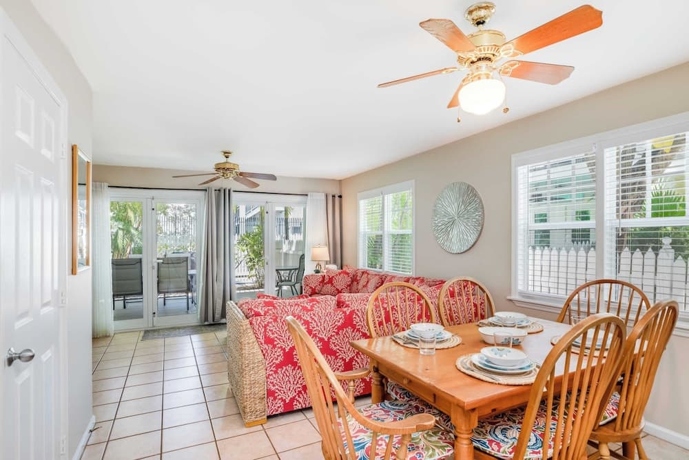 Linger Longer by Avantstay Key West Walkable Gated Community, Shared Pool Month Long Stays Only