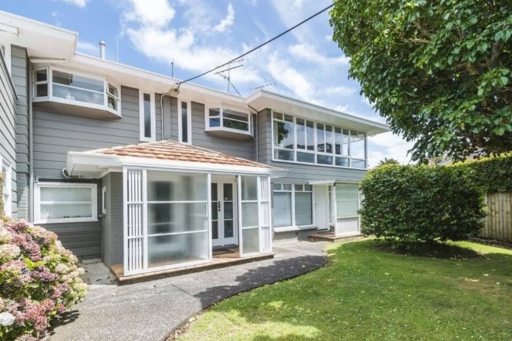 Lovely 2 Bedroom Apartment in Quiet Parnell