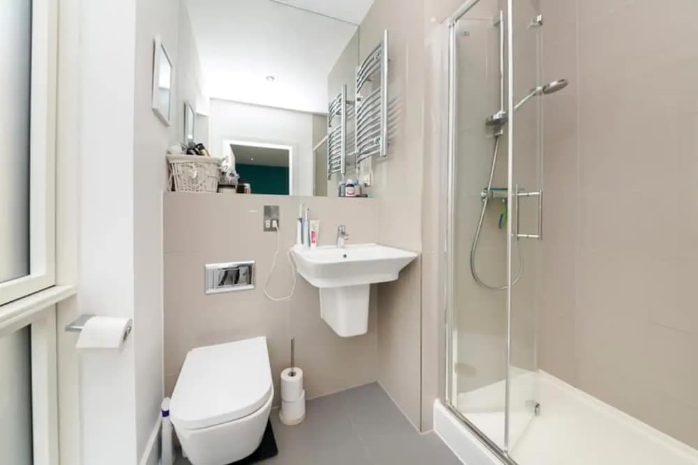 Modern 2 Bedroom Flat in East London