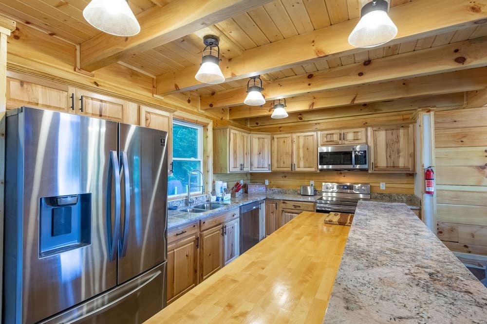 Stunning 2BR Cabin with Mountain Views