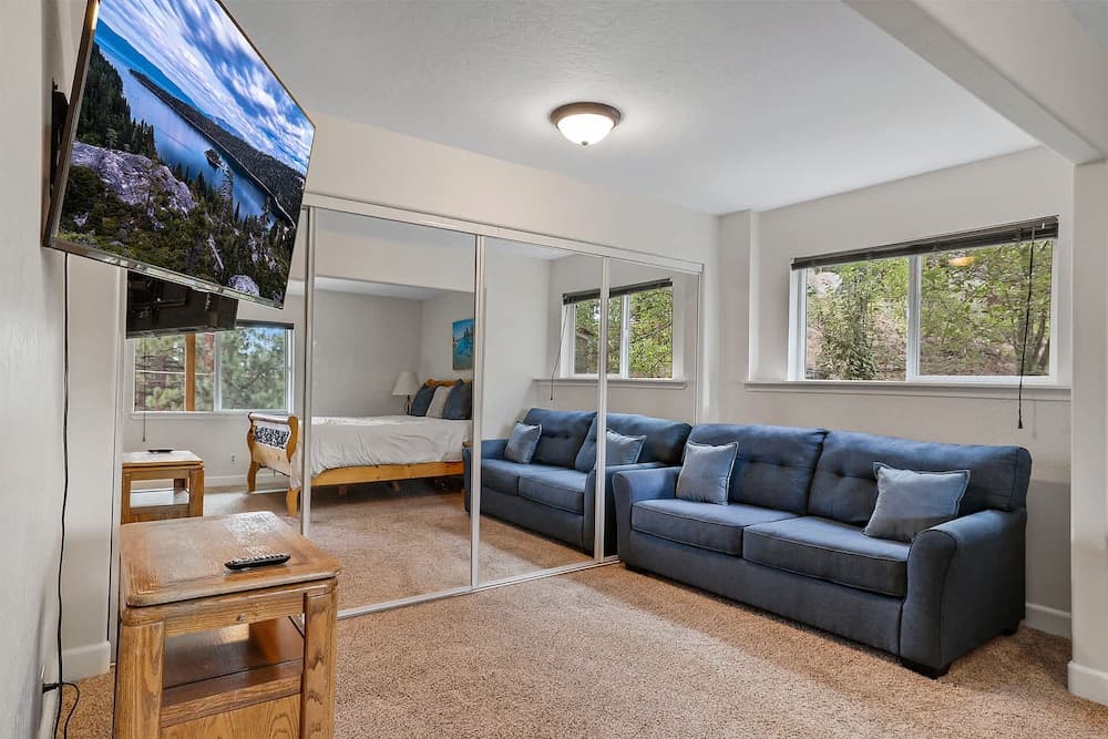 Hall Court Manor - Hot Tub, Pet Friendly, Pool Table!