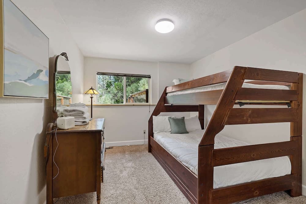 Hall Court Manor - Hot Tub, Pet Friendly, Pool Table!