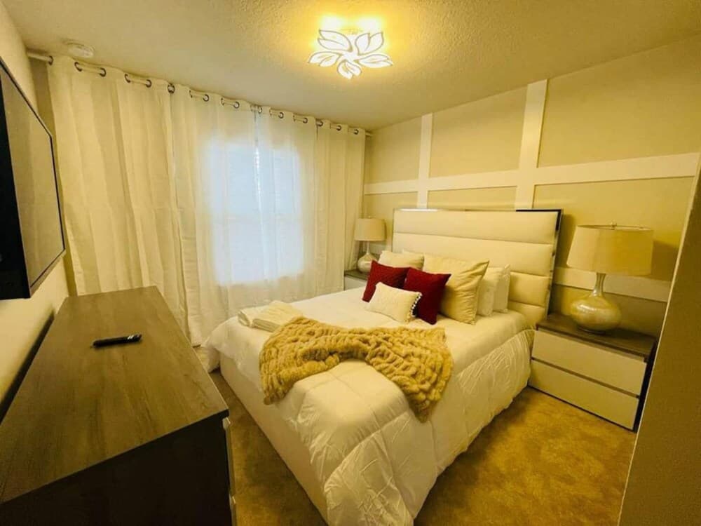 706 Brand NEW Near Disney