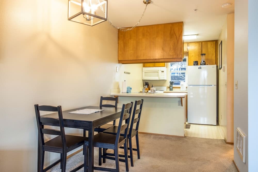 04 Lodge 1 Bedroom Condo by RedAwning