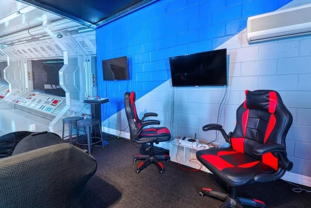 Christopher's Windsor Hills Home 6 Bedroom Home by Redawning