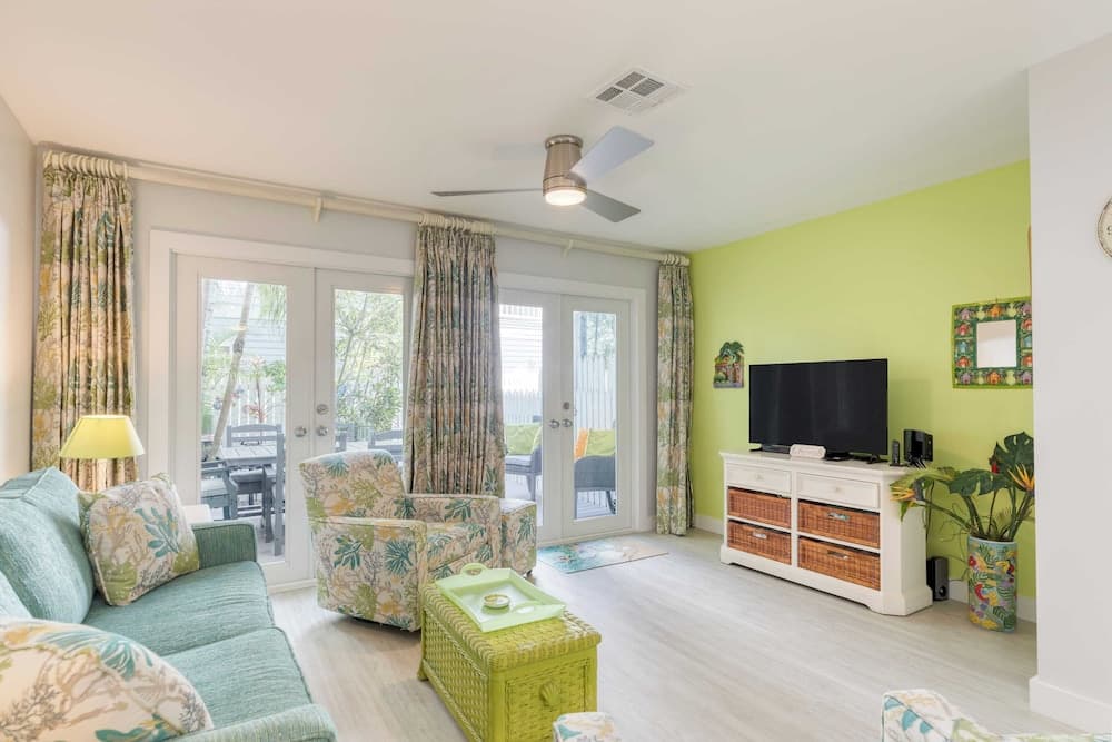 Bahamian Reed by Avantstay Walk to Everything! w/ Community Pool Month Long Stays Only