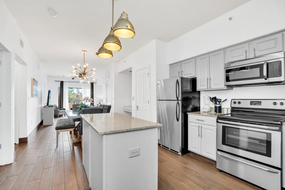 Beautiful Upgraded 2 BR Condo In Tourist District