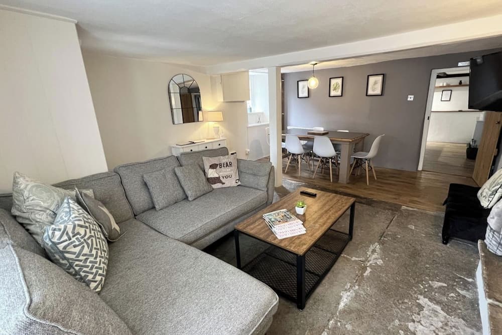 2 Bedroom Cottage - Sleeps 4 - Wifi, Fireplace