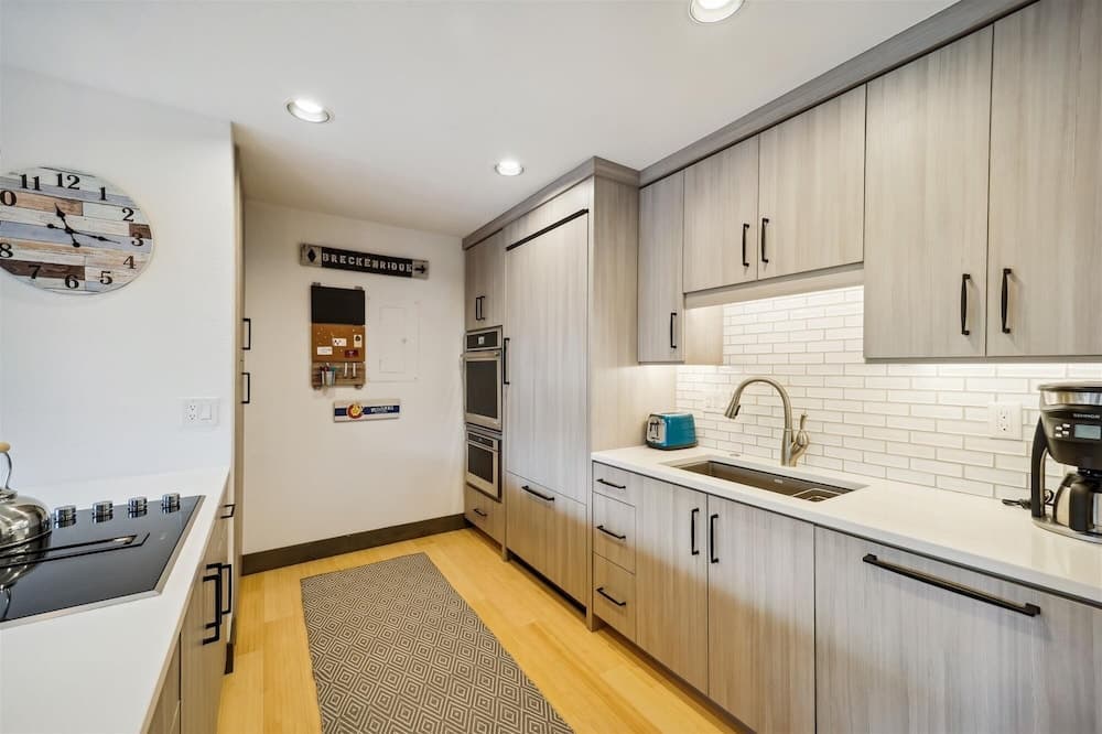 Park Place 302c 2 Bedroom Condo by Redawning