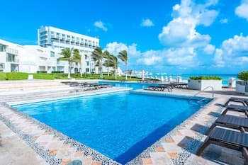 Luxury beachfront villa at Nizuc