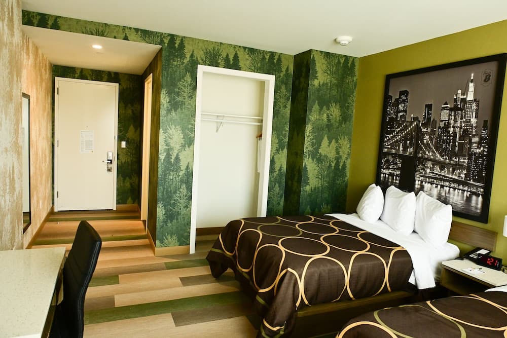 Super 8 by Wyndham Bronx Near Botanical Garden