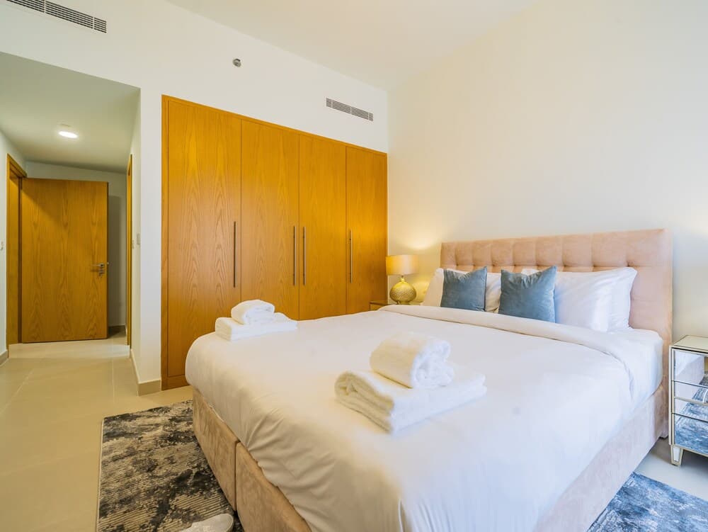 Monty - Incredible Burj Khalifa View From this Vibrant Apt