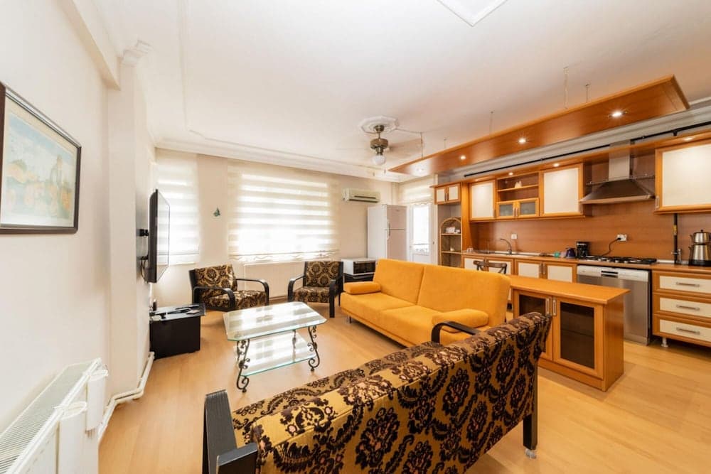 Central Flat Near Shore in Muratpasa With Terrace