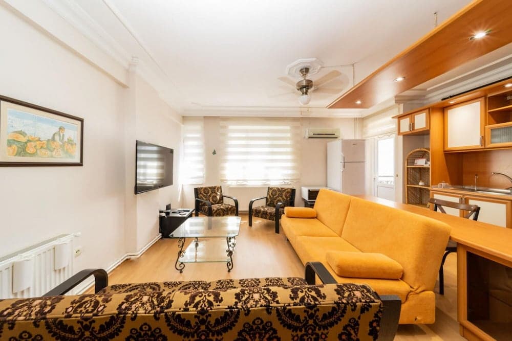 Central Flat Near Shore in Muratpasa With Terrace