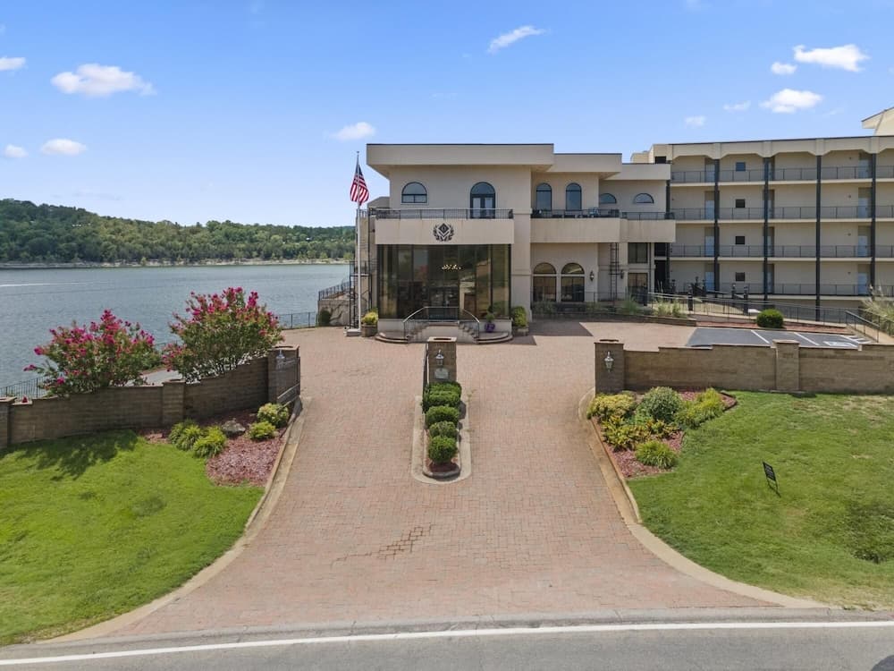 1 Bedroom Lake View Villa - Unit 504