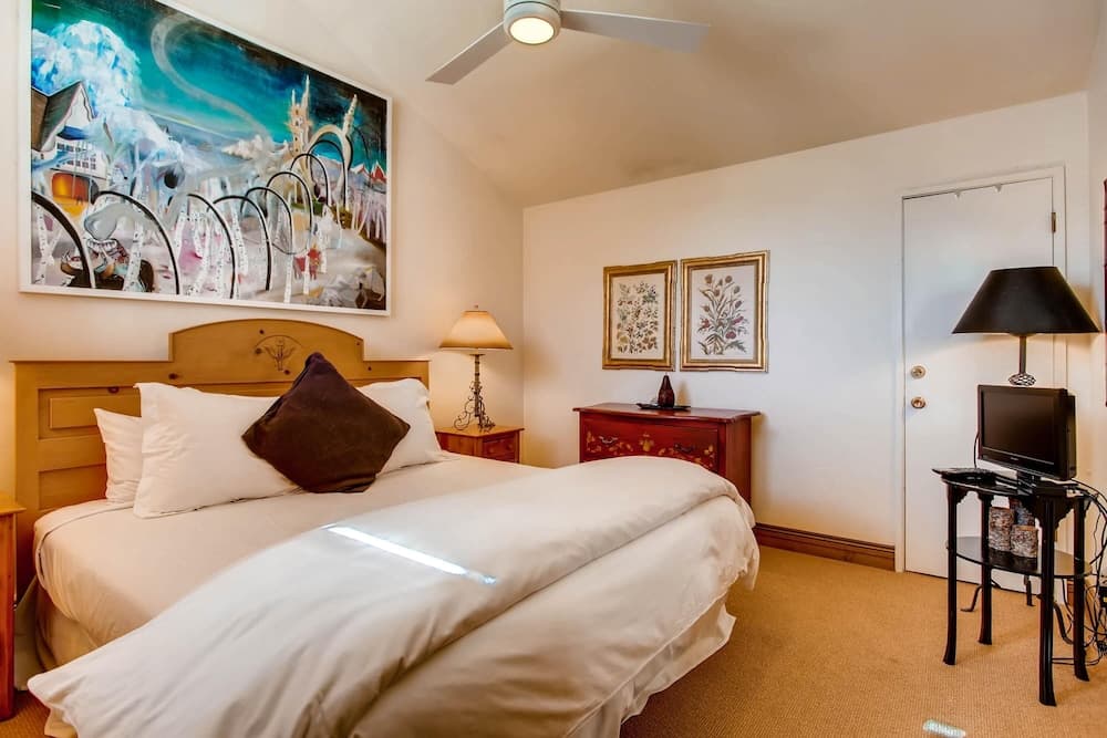 Westwind 404 3BD 3BA Plat. Condo