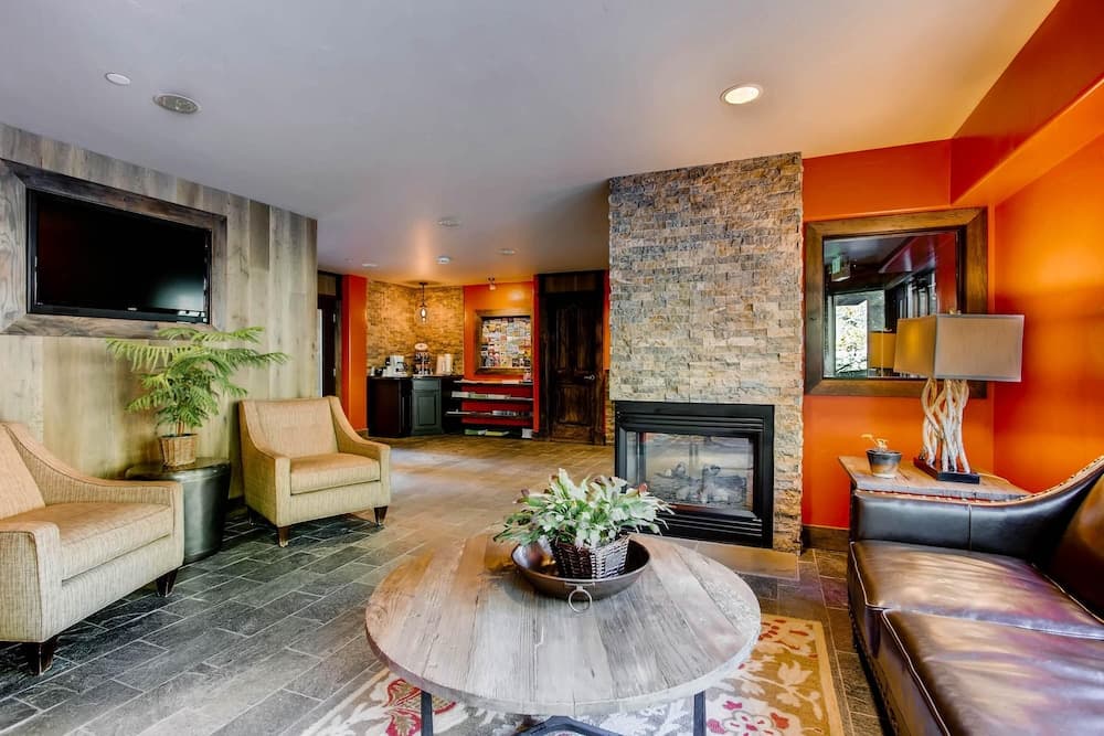 Westwind 109 1BD 1.5ba Gold Condo