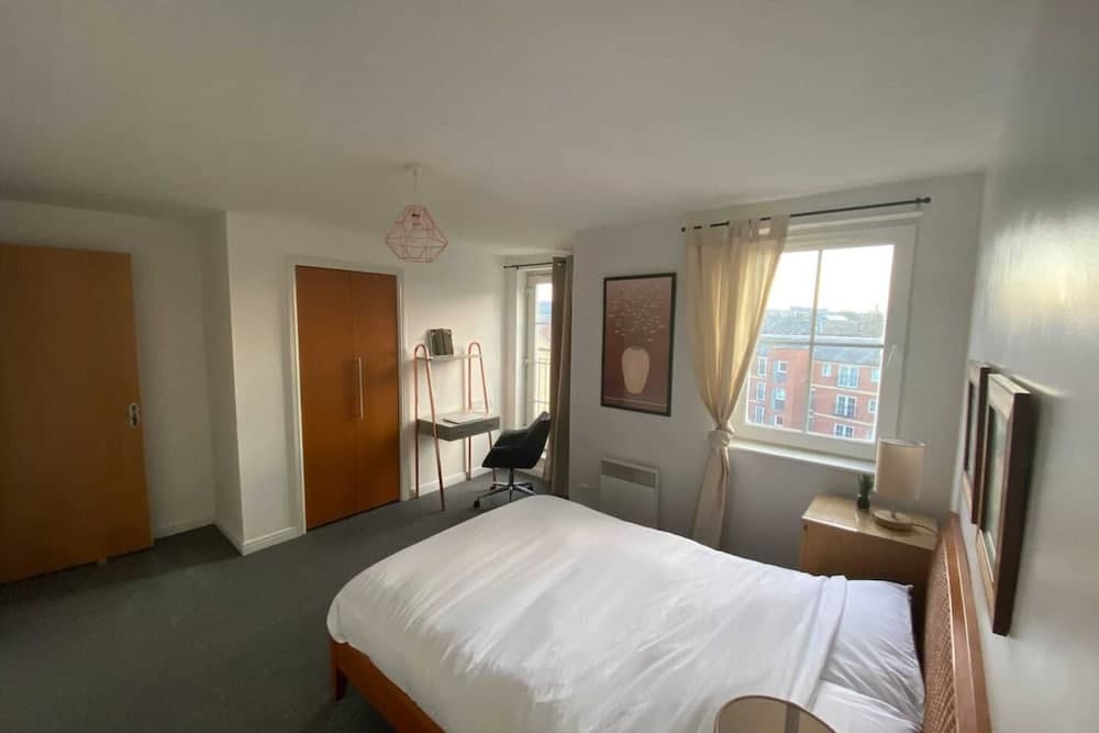 Gorgeous 2 Bedroom Apartment in Vibrant Leith With Amazing Views