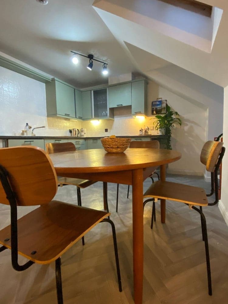 Gorgeous 2 Bedroom Apartment in Vibrant Leith With Amazing Views