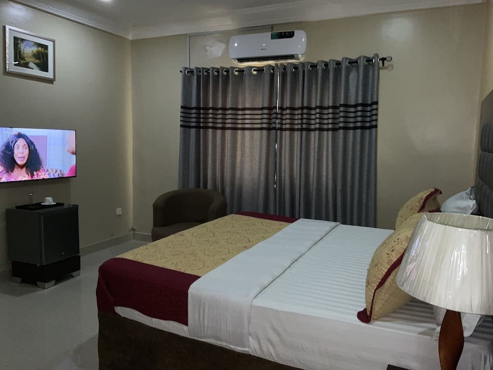 LIS HOTEL AND SUITES