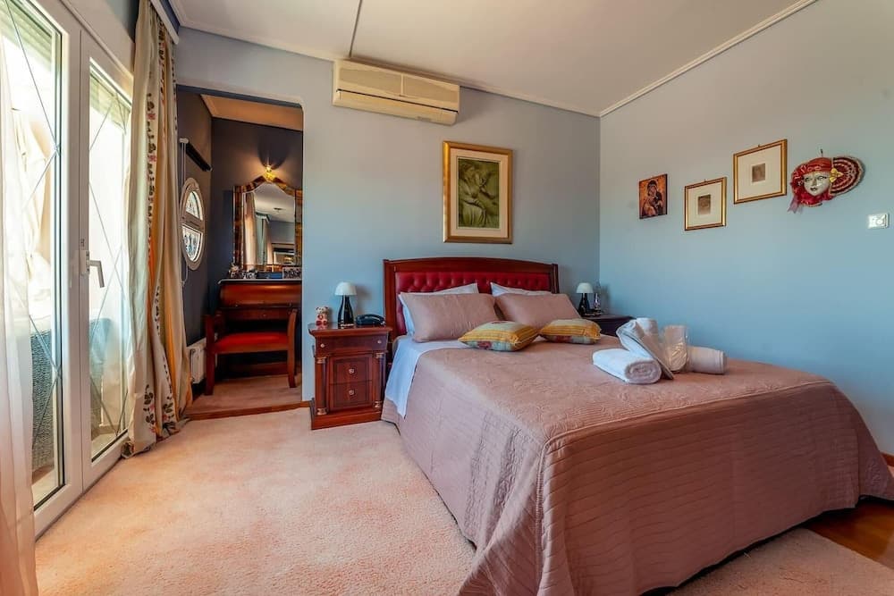 4 Bed Villa - Sleeps 10 - Pets - Pool - Hottub