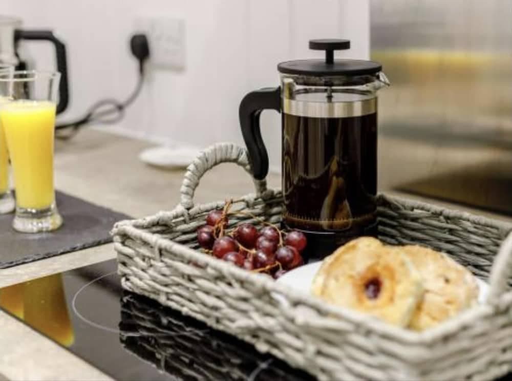 2-bed, Sleeps 4, Pets Welcome, Parking